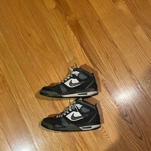 Selling nike air falcon flight shoes (Used size 9.5)